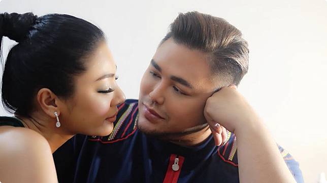 10 Potret Kedekatan Ivan Gunawan Dengan Model Thailand Pacaran Nih Brilio Net Line Today