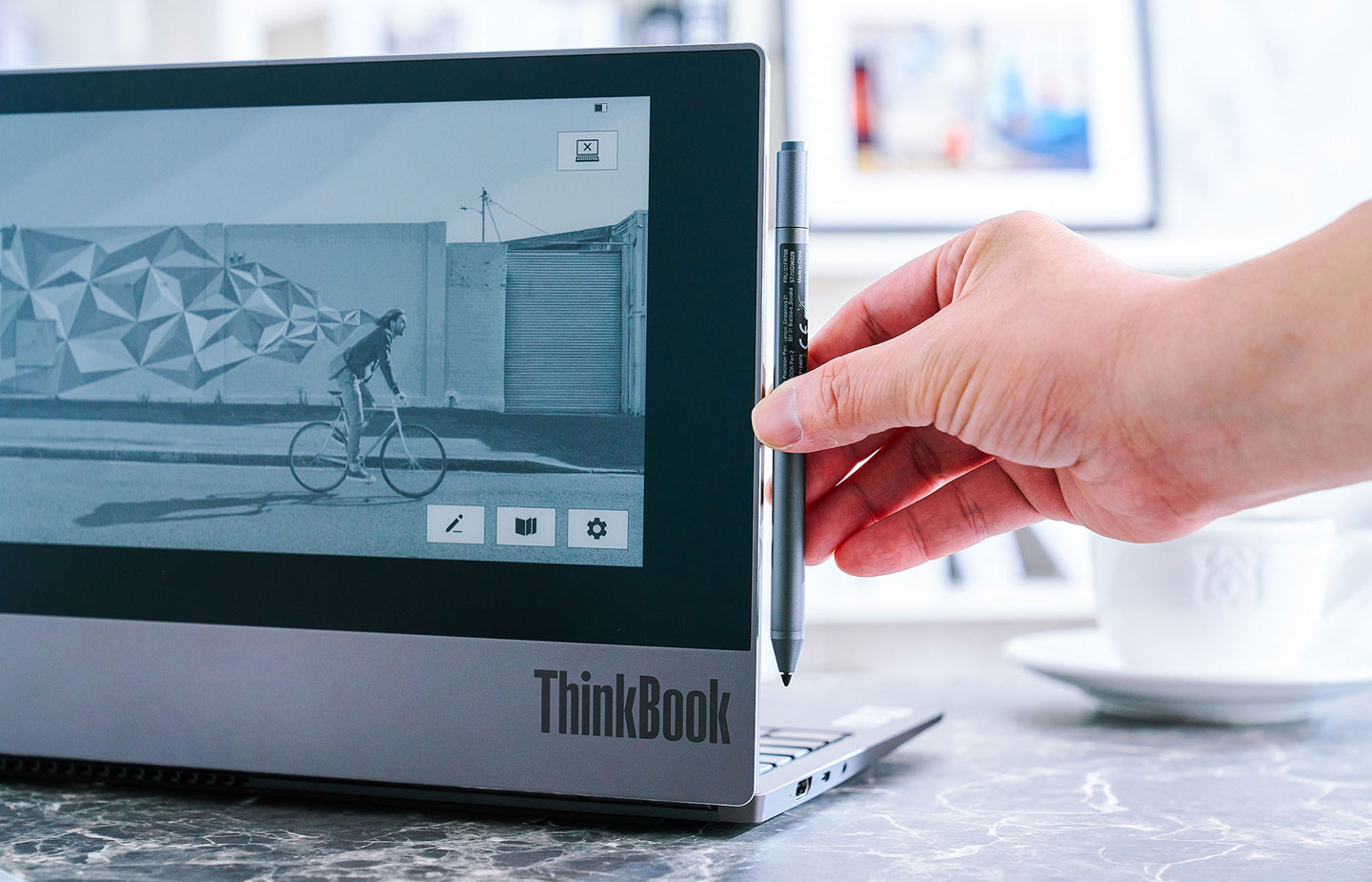 ThinkBook Plus 開箱與深度評測：你的「雙面」好拍檔！電子墨水屏螢幕融入其中，創造多元新用途！