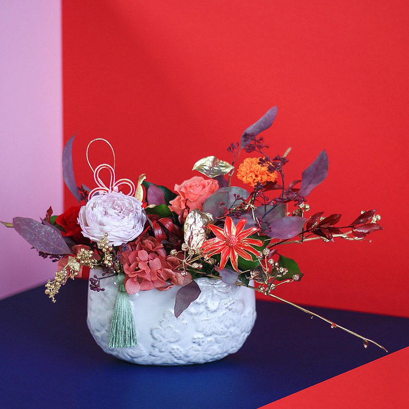 透過不凋花和乾燥花的搭配在手作體驗的過程中，由老師引領你進入花藝設計的領域，不用受限於團體班的教學，只要一個人就可以來體驗學習，讓你創造獨一無二的專屬。更是會讓人療癒的小物。