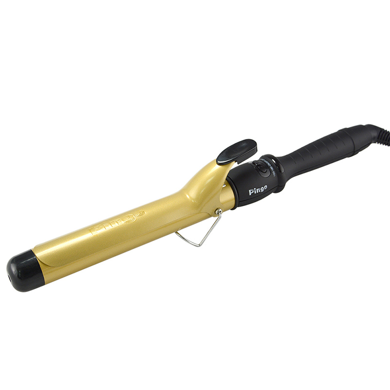 全新二代品質再升級更穩定的恆溫系統最高溫220度，輕鬆捲出漂亮捲度陶瓷電棒捲面釋放負離子安全腳架與加長型不導熱頂端人體工學葫蘆型防滑握柄粗板360°旋轉電源線原廠保固：1年保養方式：避免水氣及高處落下