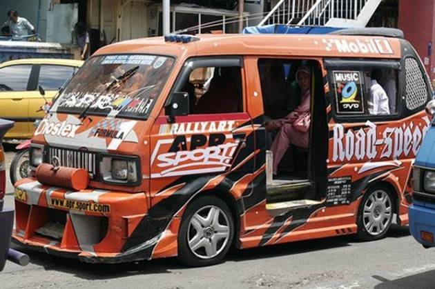 Angkot Unik Ini Bisa Kamu Temui di Padang. Ngaku Anak Gaul? Kamu Harus Coba Naik Ini!