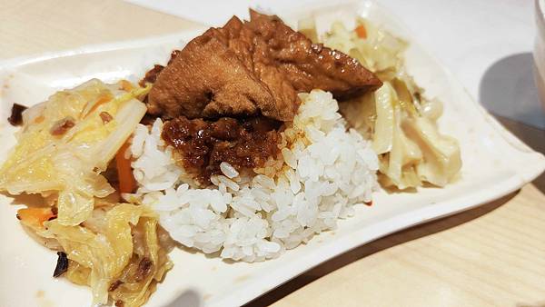 【板橋美食】QQ嫂-20元魯肉飯20元貢丸湯，絕無僅有的銅板美食小吃店