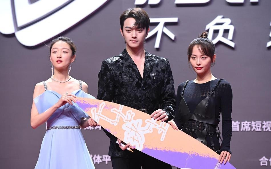 女星紅毯造型未修vs精修4：周冬雨