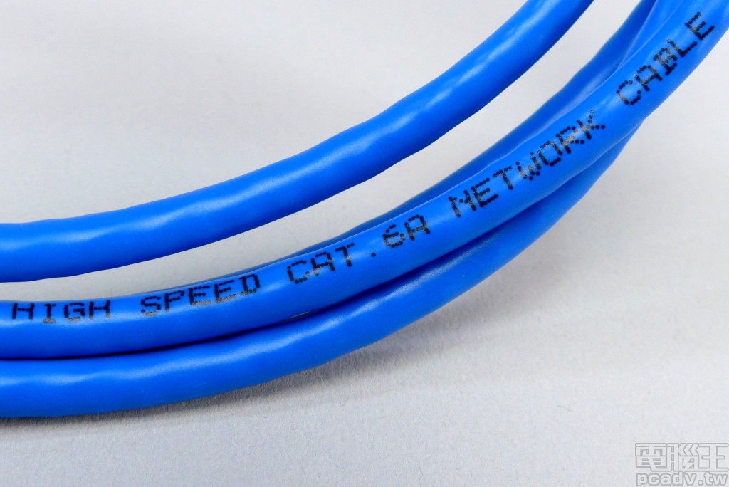 其中 1 條網路線為 Cat 6A 規格，用在 10GbE RJ45 網路孔