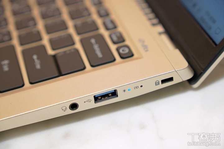 機身右側則有防盜鎖孔、USB 3.0 連接埠、3.5mm 耳麥孔。