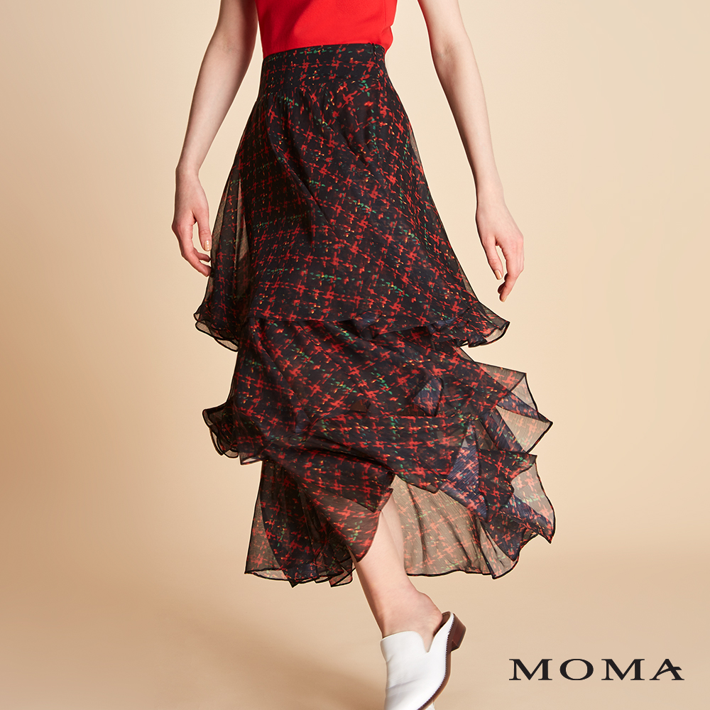 輕薄雪紡材質展現輕盈姿態， 配上蛋糕裙的設計增添裙子層次感， 布料隱約像格紋的印花透露時髦氣息。