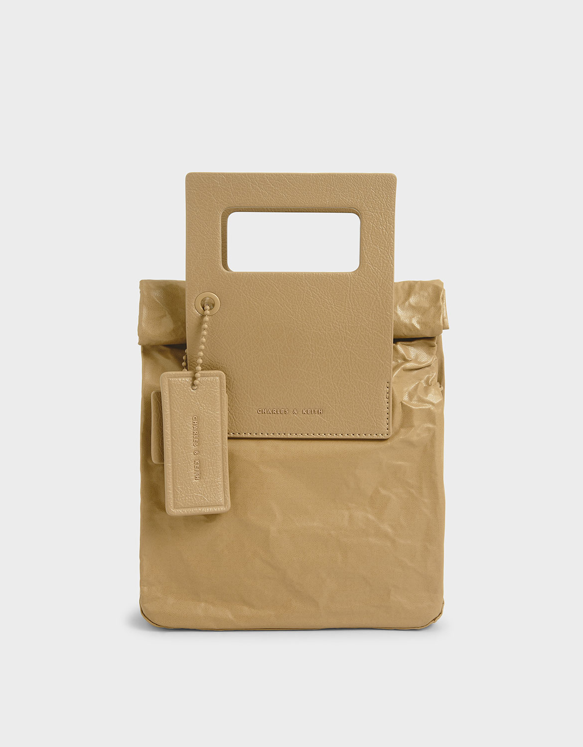 結構感強烈的包款也可以混搭出氣質滿分的穿搭，兼具知性與個性的模樣，讓妳瞬間成為朋友圈中的焦點。