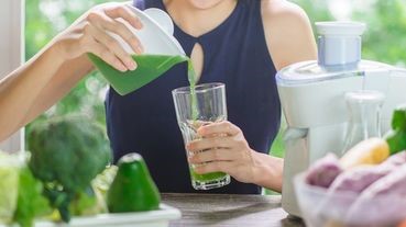 爆紅瘦身【綠拿鐵】到底怎麼喝！專業營養師：請把握蔬菜2+水果1的比例公式，每天早上空腹飲用