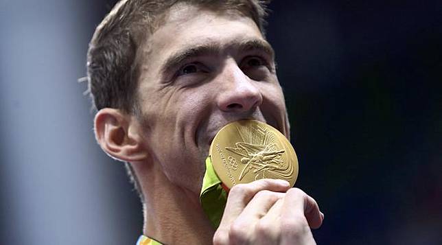 ™ Siapa Menang? Michael Phelps Tantang Hiu Lomba Berenang, 