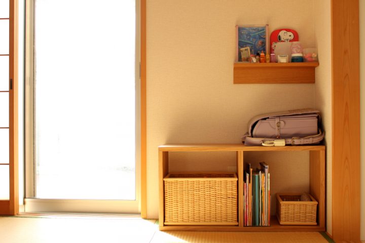 上にランドセル、下に学用品を