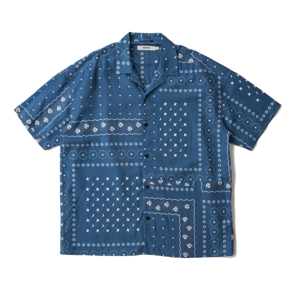 掀開拉環，滋一聲打開漫妙的夏季 MODITEC SS20是一杯橘子氣泡水淺嚐體會到甜橙色彩氤氳在四周男孩像橙色的火花灰色城市做著彩色的仲夏夢碎片化的特攝怪獸電影氣泡破裂鮮花鋪滿旗幟隨風飄動黑幕綻放愛心