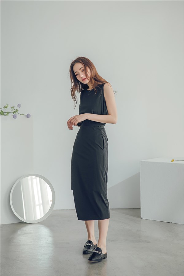 背心式連身裙/特殊片裙交疊綁帶設計/下擺前短後長/ 後中開隱形拉鍊/兩側附口袋/無內裡 *商品顏色因電腦螢幕設定差異會略有不同,請以實際商品為準