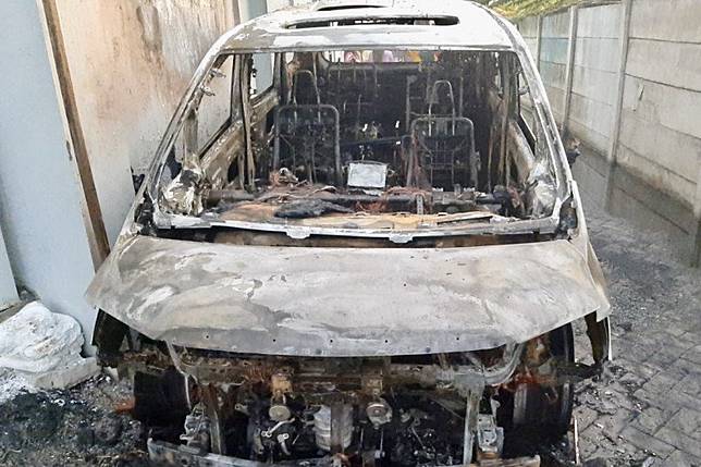 Mobil Via Vallen terbakar (Foto: Antara)