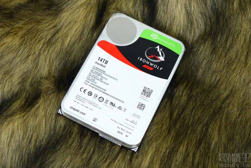Seagate Ironwolf ST14000VN0008 14TB，可以發覺外殼設計與先前的 12TB、10TB 版本略有不同