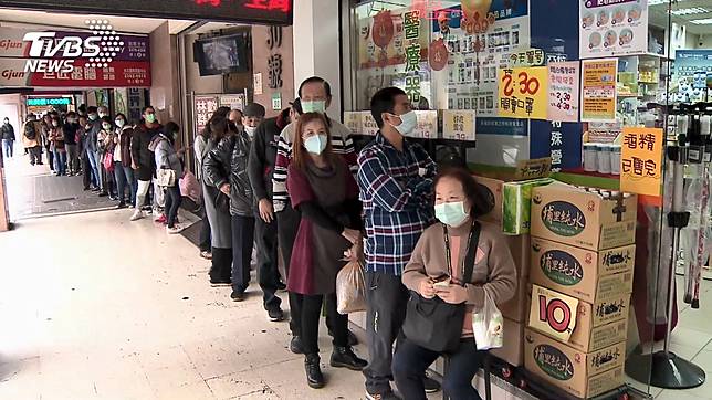 先前各地出現為了買口罩而大排長龍的景象。(TVBS資料圖)