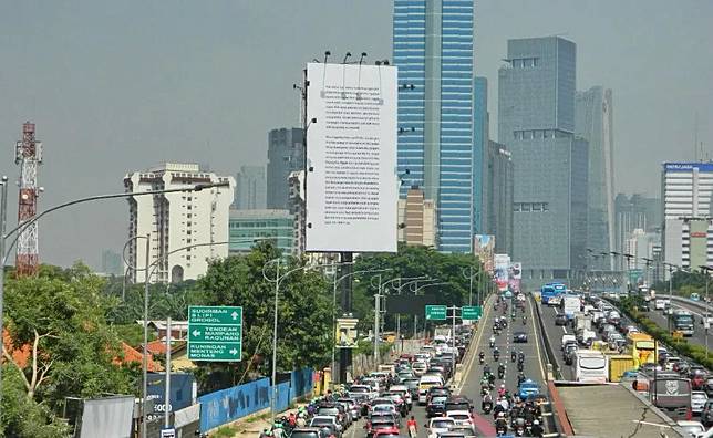 Billboard Unik Ojek Online Memukau Netizen. 6 Iklan Ini Juga Bisa Bikin Kamu Terpukau Loh, Sahabat Shalmi!