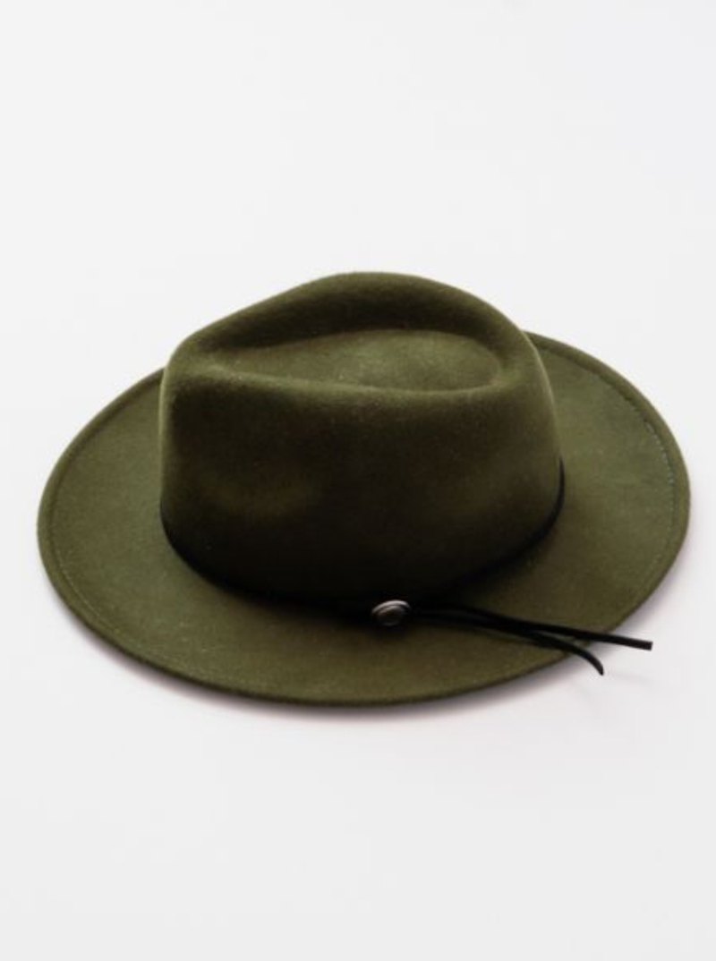 簡單的帽子既休閒又時尚，皮繩與銀扣的點綴更顯現出質感，非常容易搭配，中性款男女通用！