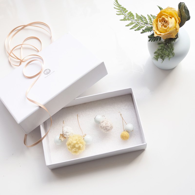 這一組描金莓果耳環搭配了四款絨球，就像冬天裡的太陽、火爐旁的橘子、打雪仗時的雪球、和回到家第一杯熱熱的奶茶。皆是冬日中的喜愛之物。 這是一個組合，可以四隻不同款式為一套，亦可任意搭配。成對或者兩耳不同