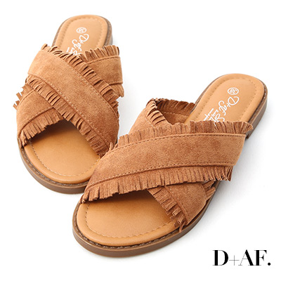 簡簡單單的波希風涼鞋真好看鞋面的寬版交叉設計巧妙修飾腳背搭配流蘇鬚鬚，讓人眼睛為之一亮