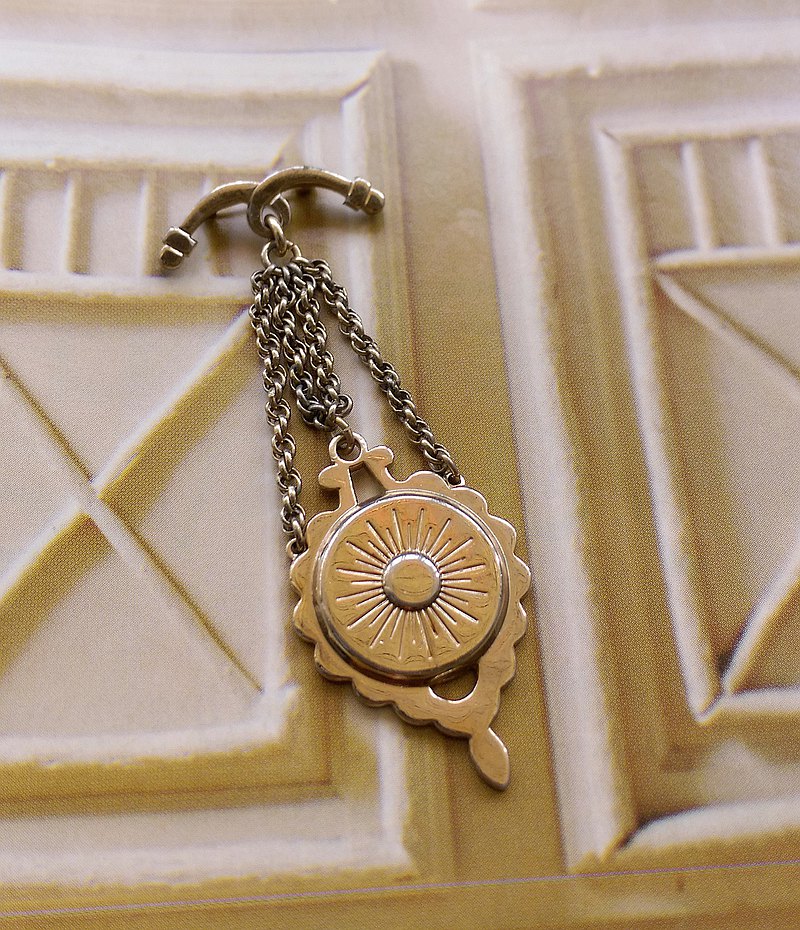 我們販售西洋古董老件飾品，非全新商品，照片均是實物拍攝，品況如圖， 請勿以全新商品的標準看待。 我們收的老飾品均是1960~1980年代在美國社會流行首飾風格，非此物件正確的製造年份。 請粉絲朋友們需