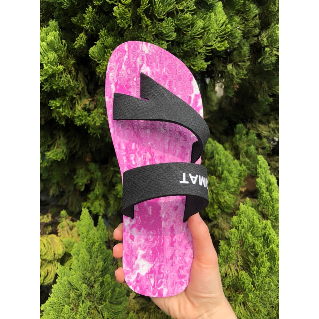 QMAT休閒版接色夾腳拖-女（寶藍）版型：正常鞋耳：POE材質（堅韌有彈性）鞋面：最新結色技術採用瑜珈墊POE材質鞋底：50%回收材料環保材質EPR生產（止滑性極佳）產地：在地台灣生產製造特性：輕盈舒