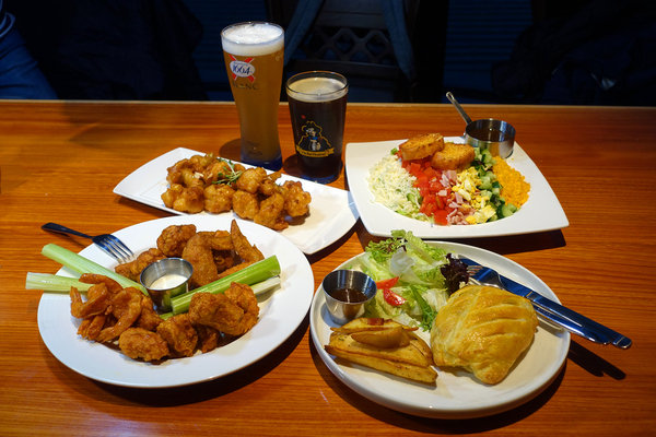 Hooters信義店-遠百信義A13餐廳推薦，HOOTERS美式餐廳大遠百14樓信義店，近看101及百萬級景觀的遠百深夜食堂，遠百信義A13聚餐餐廳