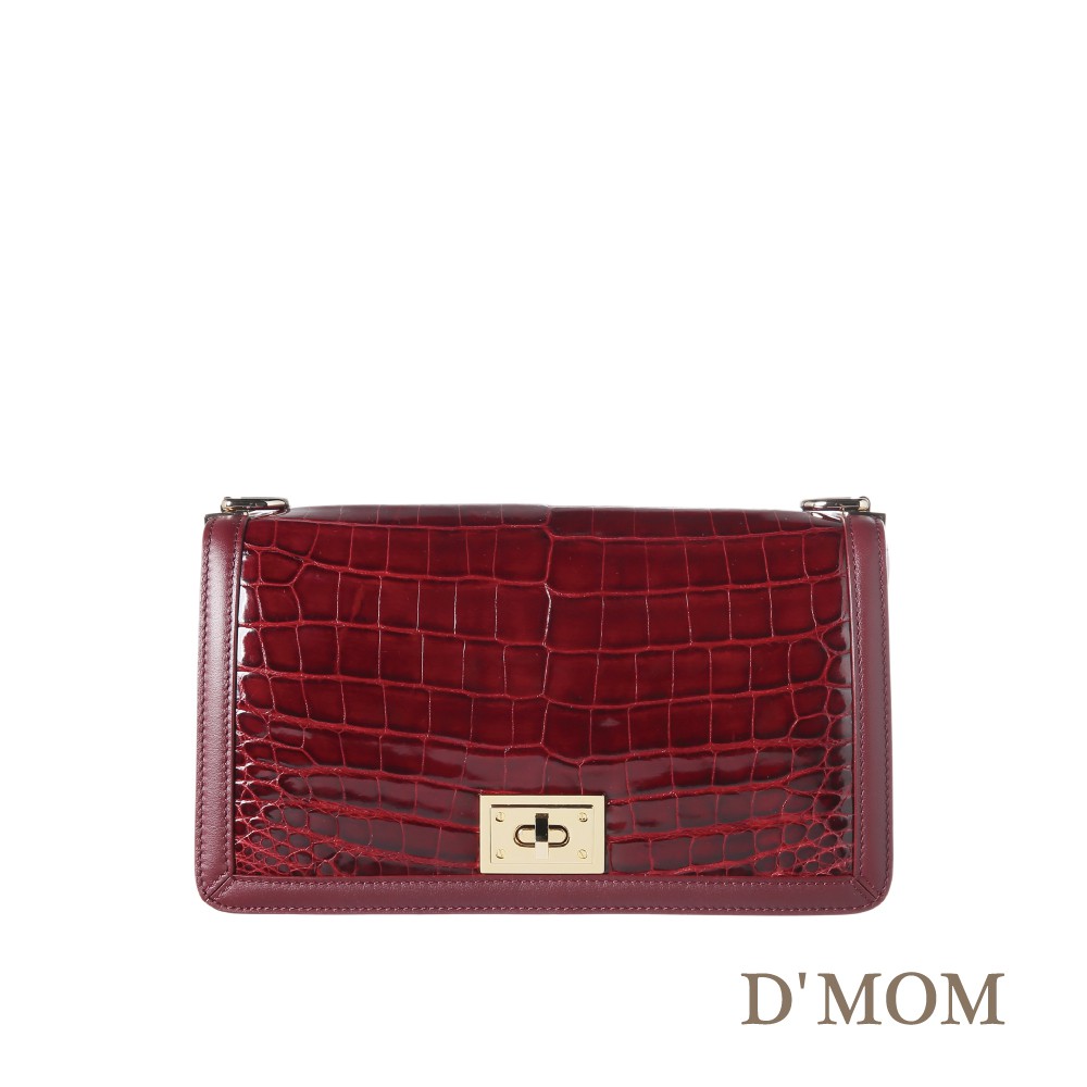 商品內容：鱷魚皮革肩背包相關配件：肩背包鱷魚皮背帶×1(含鍊帶×2)、肩背包牛皮背帶×1、防塵袋、產品保證卡材質：頂級尼羅鱷魚腹皮、特製高抗氧化五金配皮：頭層牛皮、頂級羊皮(內裡)規格明細：主袋×1、