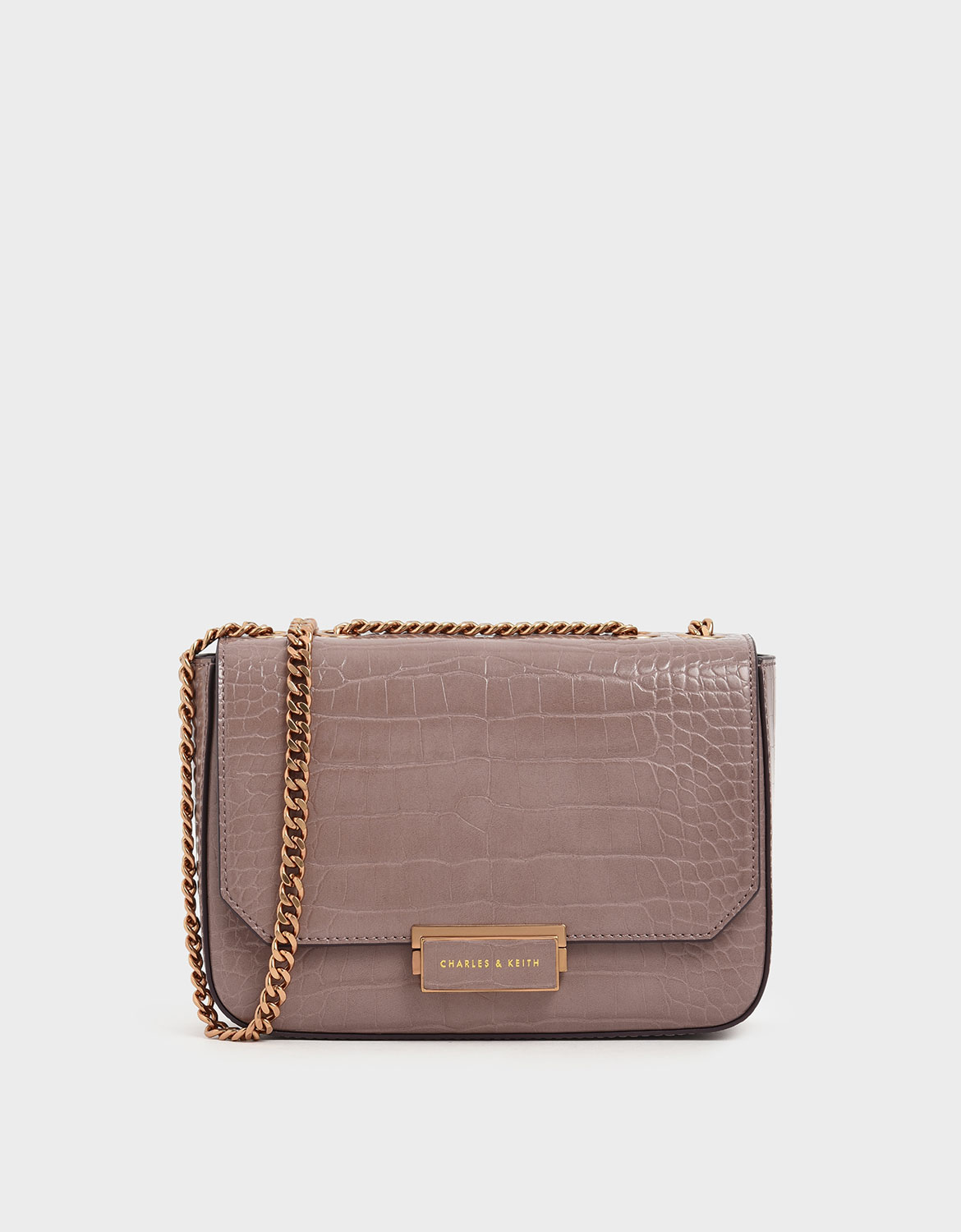 復古甜美色澤，品牌精緻的LOGO金屬扣設計，搭配鱷魚壓紋皮革，讓妳擁有的奢華氣質再加乘。