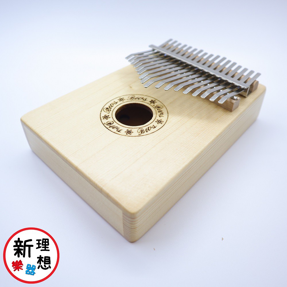 【新理想樂器】 姆指琴 雲杉 17音 卡林巴琴 Kalimba 拇指琴 ♪ 17音 雲杉木,聲音更扎實飽滿共鳴度超好 ♪ 背面有音控式發音孔,手指可放在發音孔外做出特殊音色 ♪ 附多款原廠配件 ♪可加