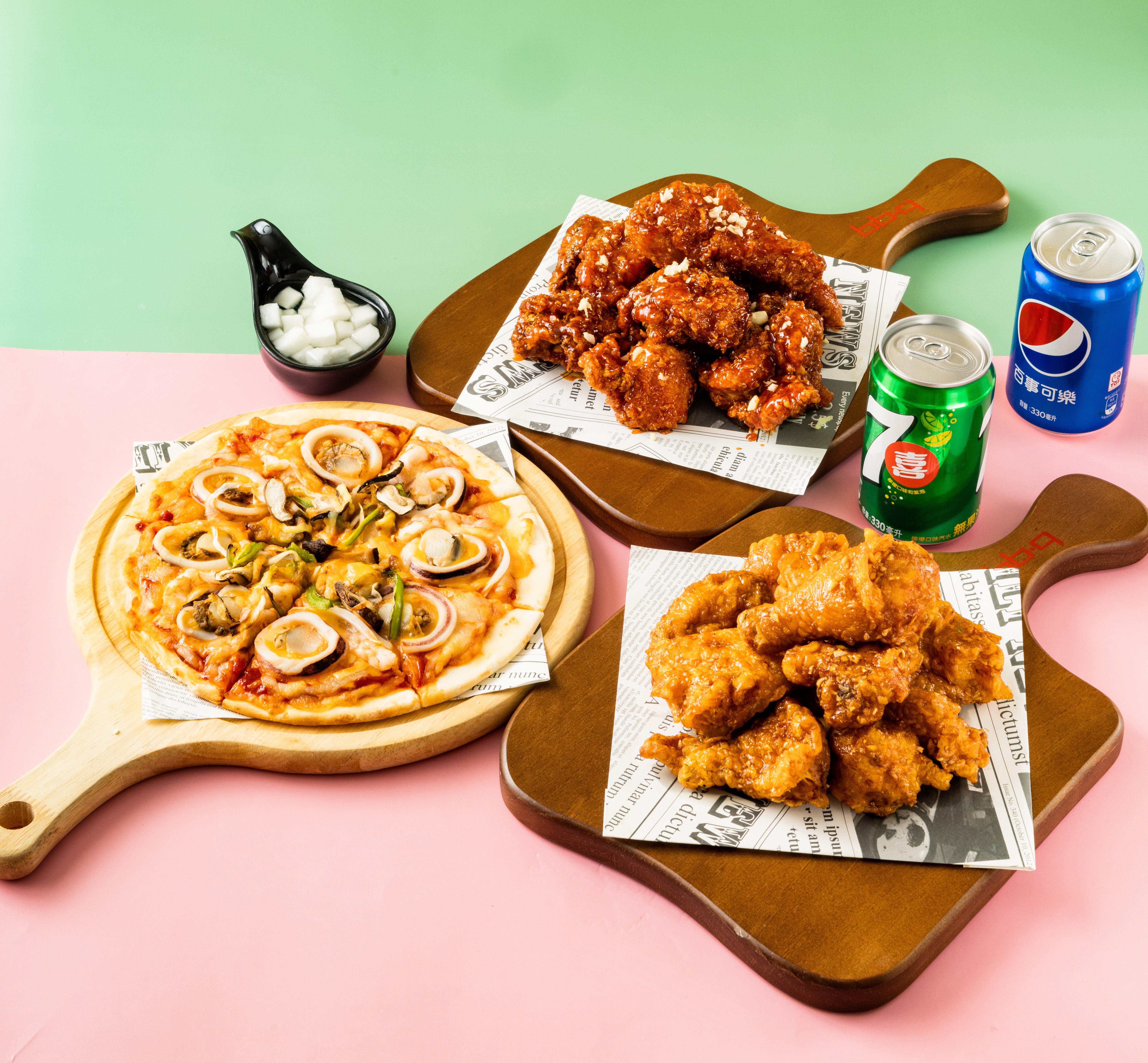 因應父親節的到來，bb.q CHICKEN從從即日起到8/25推出「揪愛炸雞餐」，以bb.q獨家韓式醬料包裹的「雙味炸雞」，搭配「韓式披薩」與汽水組合，套餐優惠價920元。(圖片來源/bb.q CHICKEN) 