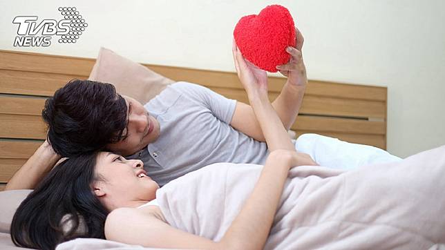 夫妻之間的甜蜜舉動，是維持彼此感情的潤滑劑。(示意圖／TVBS)