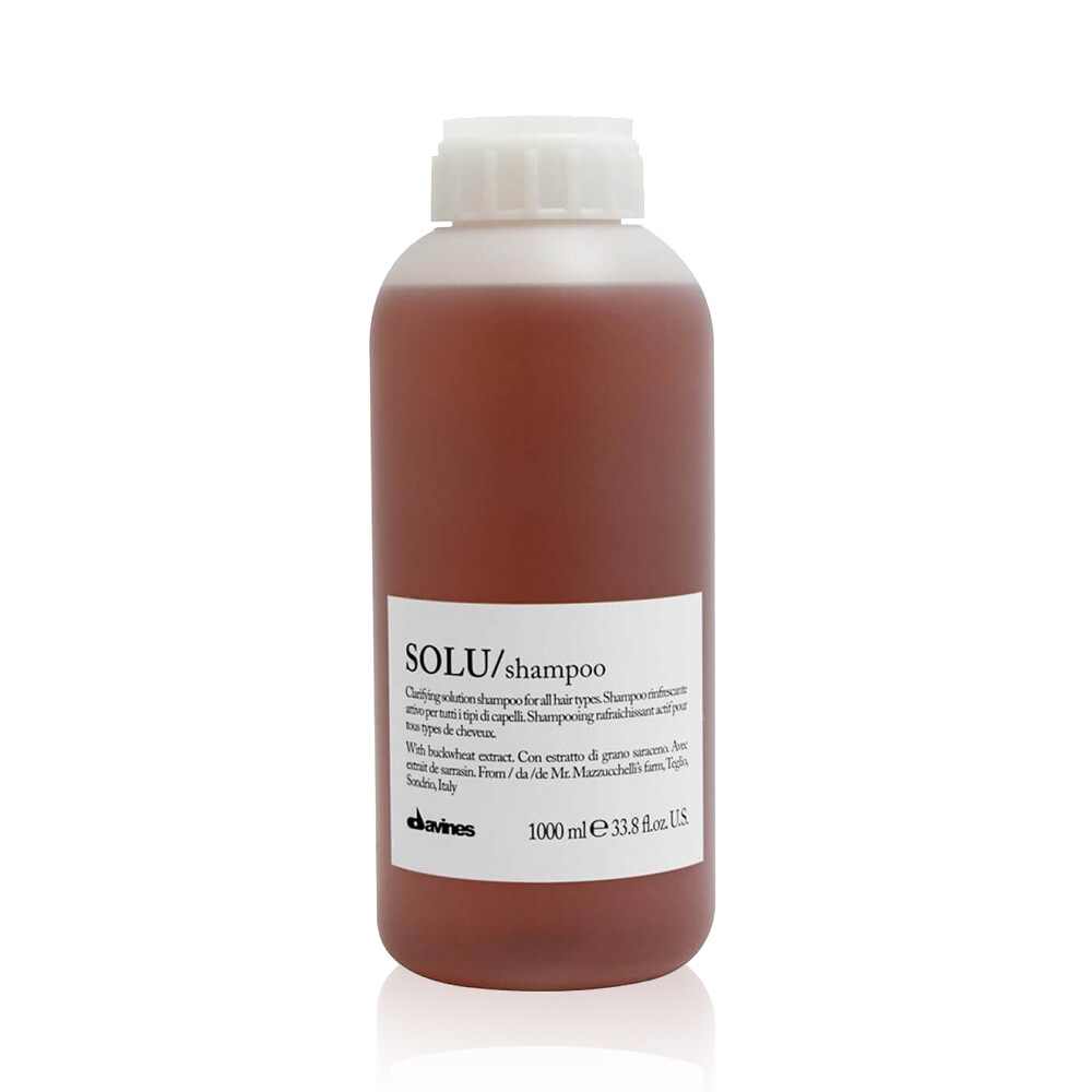 深層處理髮質專用 能溫和清潔頭髮頭皮幫助消除煙霧灰塵和硬水對髮質的傷害 尤其針對堅韌的含鹽殘渣和化學洗滌劑的殘留物恢復髮質健康亮麗 使用方法將產品均勻塗抹於濕髮上輕輕按摩頭皮及頭髮使其起泡停留三至五分