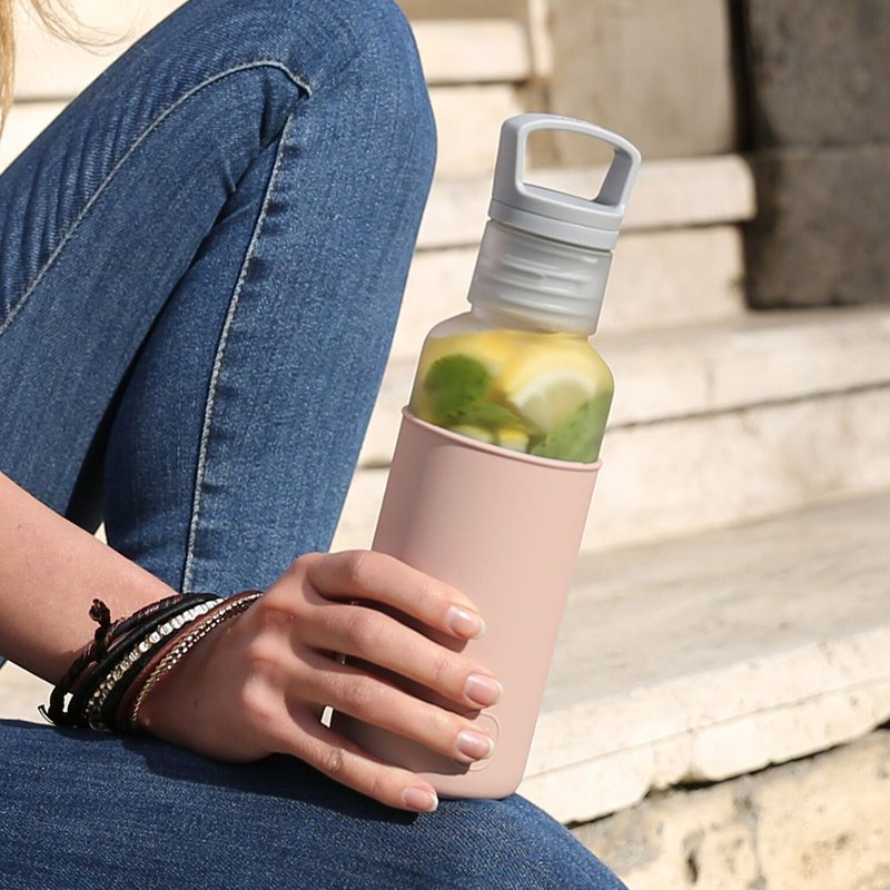 瓶身美國專利 Tritan 材質製作。 不含雙酚A (BPA Free)。 符合人因提把設計。 雙層杯口設計，避免水大量流出。 底層馬卡龍色系矽膠套，保護家具防止刮傷、防滑、好拿取。 可替換矽膠套設計