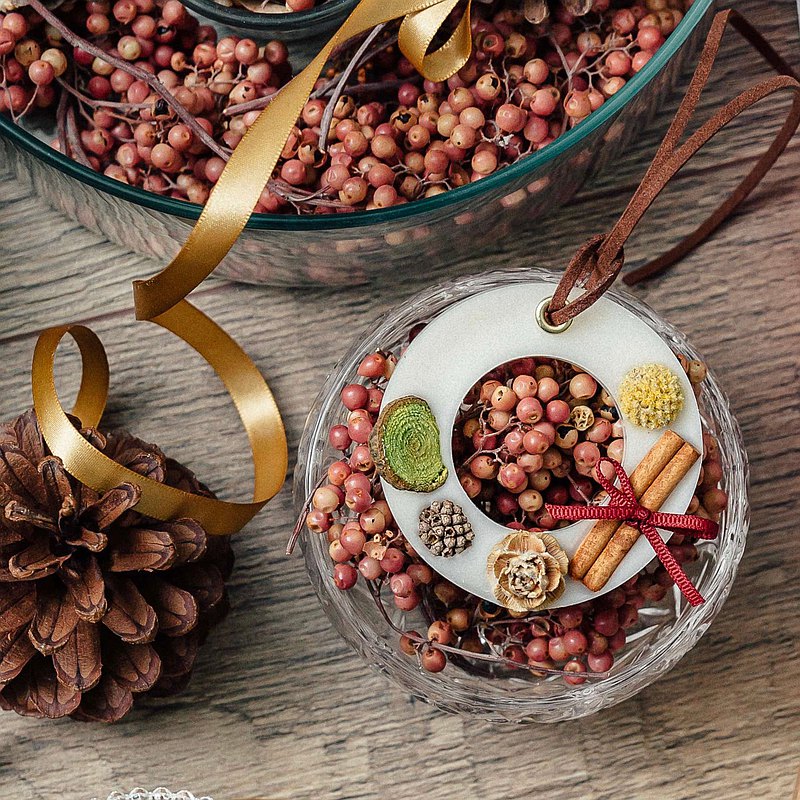 把花與精油一起鑲嵌在這小小的方寸中，留下最美的回憶。