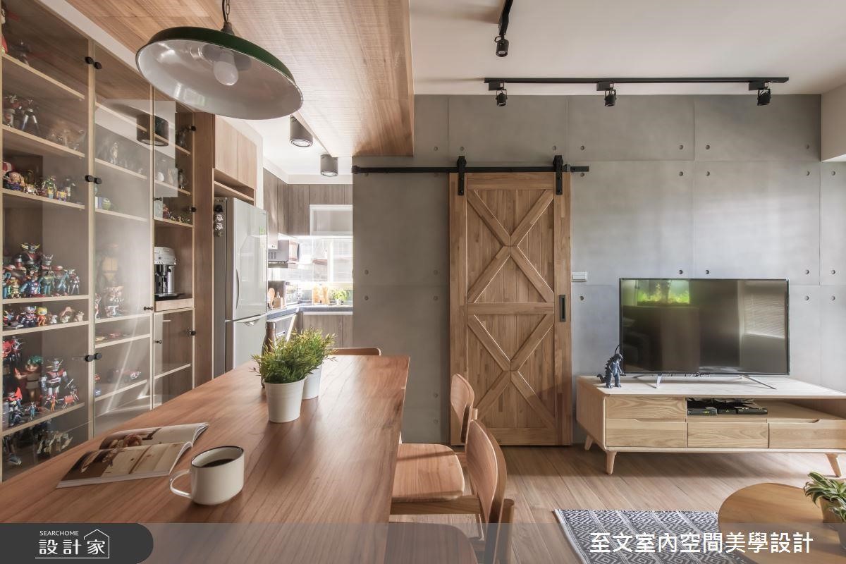 仿清水模電視牆，與衛浴空間的穀倉門片，相互輝映出質樸的氛圍，相當適合小坪數的居家設計。