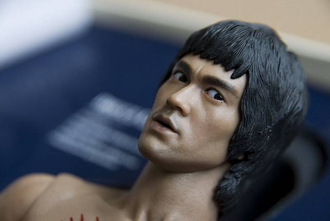 Patung lilin Bruce Lee. Putri Bruce Lee, Shannon Lee, mengecam penggunaan istilah kung flu oleh Presiden AS Donald Trump.