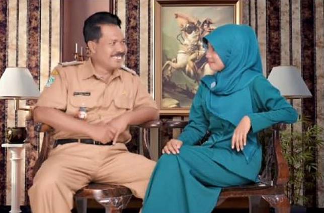 Mantan Istri Pejabat Yang Kini Menjadi Seorang Buruh Pabrik