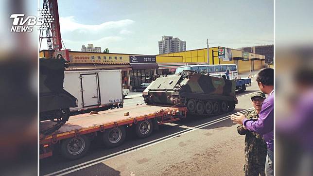 國軍裝甲車疑沒綁好　從板車滑落掉路中