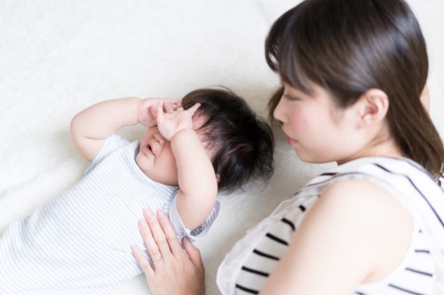1歳を過ぎても夜泣きが続く 原因や対処法を医師が解説