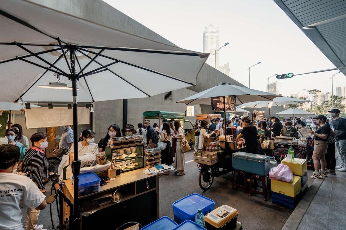 高雄新景點+1！「高雄港埠旅運中心」正式開放，「海韻藝術廣場」超適合拍照打卡！