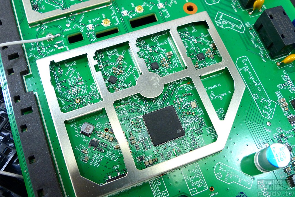 電路板留有第四個 Microsemi LX5589H 前端模組晶片的線路，但是並未上料