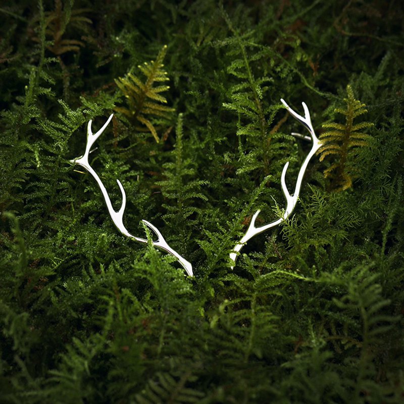 ◤鹿隱◥ 鹿，是隱逸在山中秘境的精靈，優雅、神秘、自由。「鹿隱」耳飾，為精靈感而生。 鹿角的一支向後彎曲，營造空間感，同時也可做耳骨夾，讓耳飾變幻出兩種不同的戴法。