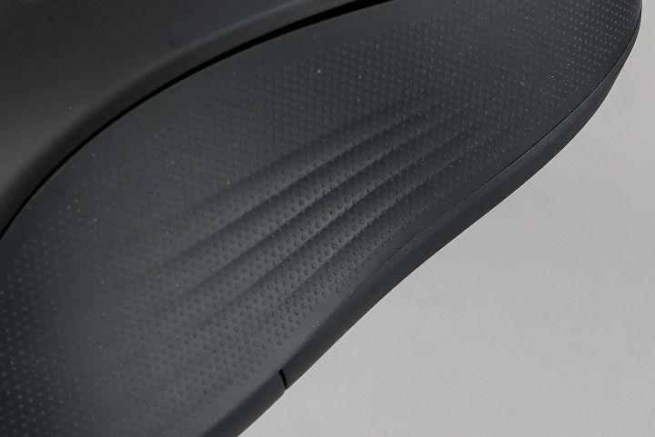 流線型的鼠身設計搭配帶有顆粒感的橡膠防滑材質，具備滿特別的手感。