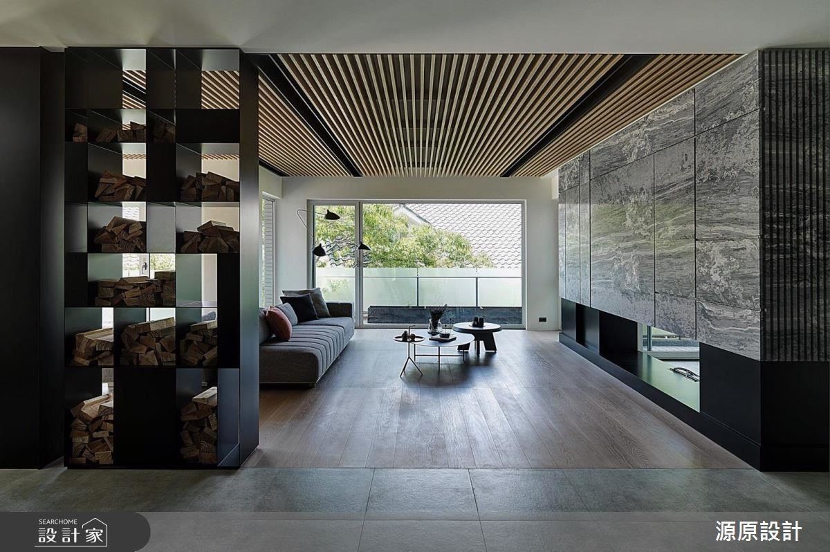 天花板以格柵的設計，讓線條指引目光望向窗外，加強透視感與空間景深，簡約而有放大空間的效果。