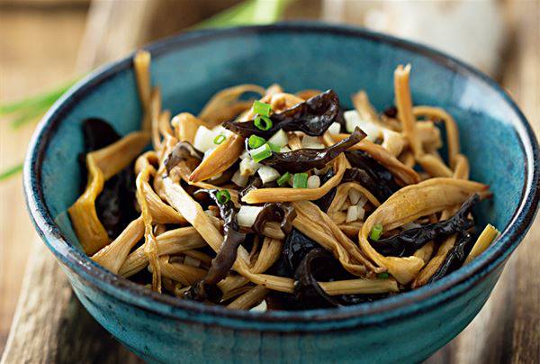 來做清腸 排毒保健菜 金針花炒木耳絲爽脆美味 華人健康網 Line Today