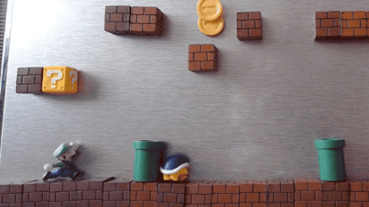 這個父子在 「冰箱上」創作的超級瑪利歐遊戲影片 ，應該可以勾起你的童心