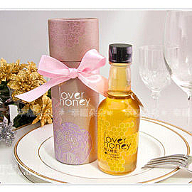 100％純天然蜂蜜，紫色典雅包裝著用典藏酒瓶為造型的最優質蜂蜜 ，與賓客共同分享喜悅