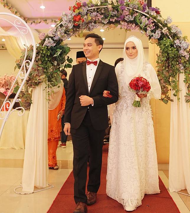 12 Desain Gaun Pernikahan Muslimah Elegan Nan Sederhana 12 Desain Gaun Pernikahan Muslimah Elegan Nan Sederhana