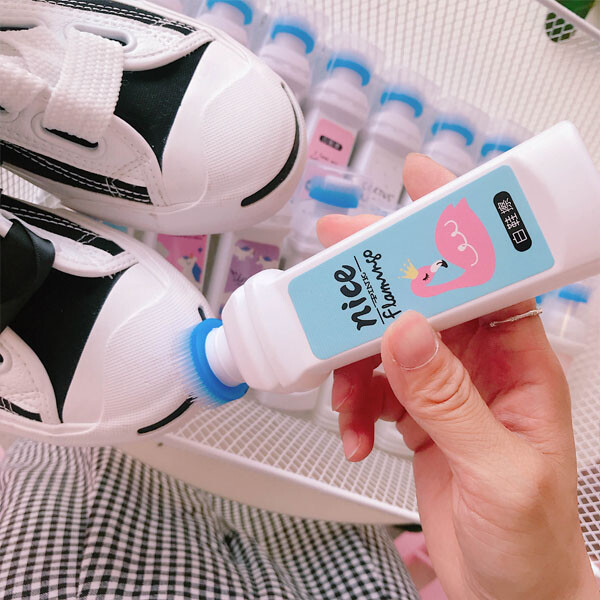 品名 小白鞋輕鬆清洗神器 塑膠刷頭亮白擦鞋劑 商品介紹 小白鞋當道很需要擦鞋神器 由多種獨特的活性劑和曾白酶配製而成能較快清除運動鞋波鞋旅遊鞋布鞋上的汙漬 將刷頭對準汙漬處用力按壓即可後用乾布抹去泡沫