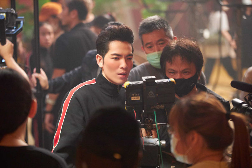 蕭敬騰當導演，現場仔細檢視畫面。（圖／華納音樂）